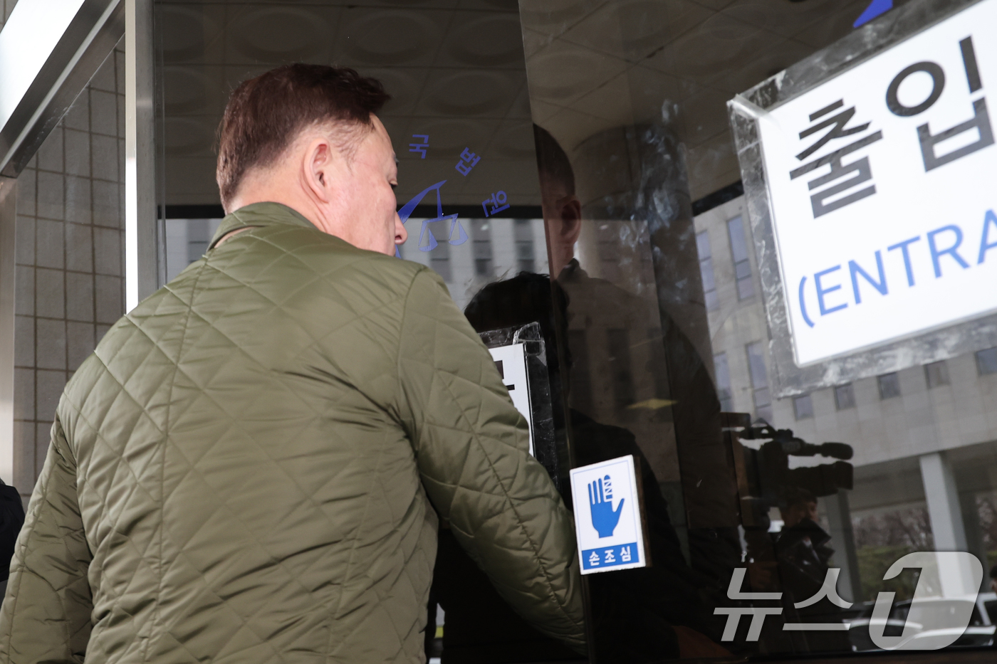 (서울=뉴스1) 안은나 기자 = 표창원 전 더불어민주당 의원이 19일 오후 서울 양천구 남부지방법원에서 열린 국회 패스트트랙(신속처리안건) 충돌 사건 관련, 폭력 행위 등 처벌에 …