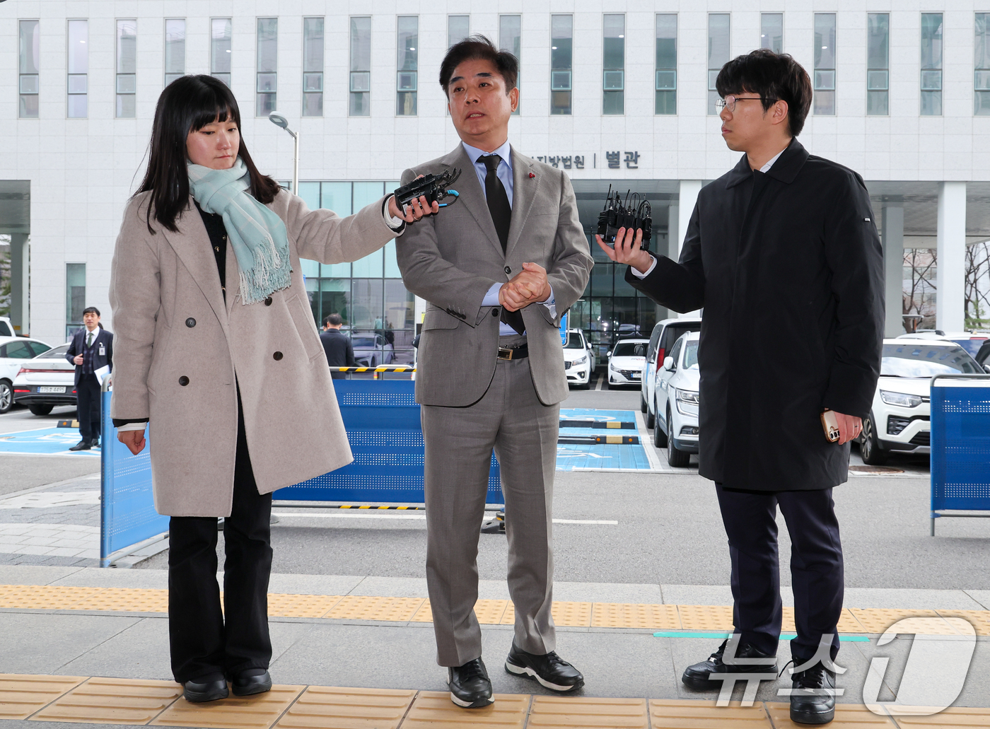 (서울=뉴스1) 안은나 기자 = 김병욱 대통령실 정무비서관이 19일 오후 서울 양천구 남부지방법원에서 열린 국회 패스트트랙(신속처리안건) 충돌 사건 관련, 폭력 행위 등 처벌에 관 …