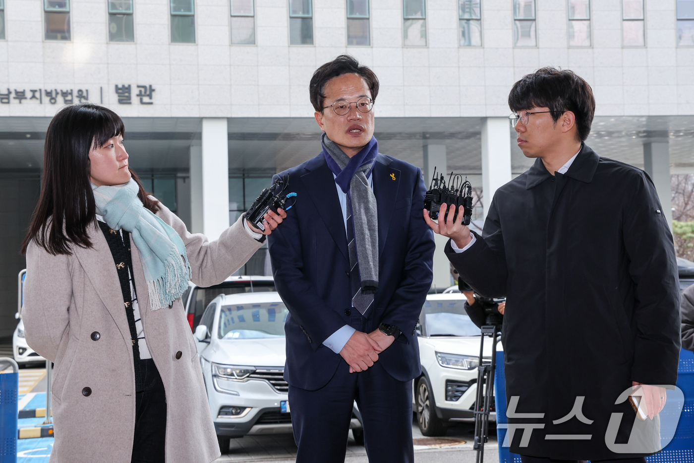 (서울=뉴스1) 안은나 기자 = 박주민 더불어민주당 의원이 19일 오후 서울 양천구 남부지방법원에서 열린 국회 패스트트랙(신속처리안건) 충돌 사건 관련, 폭력 행위 등 처벌에 관한 …