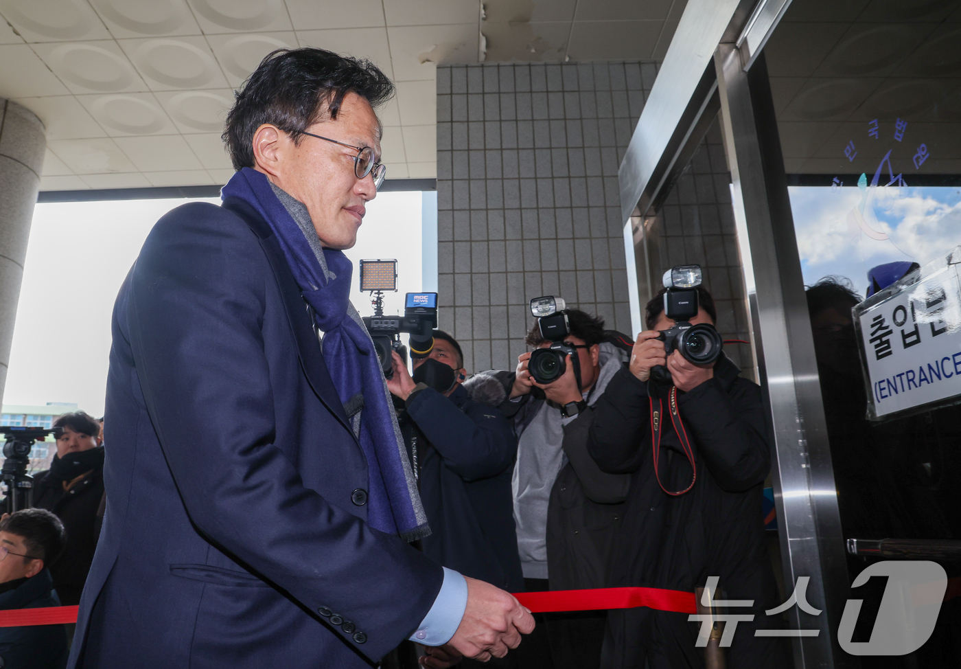 (서울=뉴스1) 안은나 기자 = 박주민 더불어민주당 의원이 19일 오후 서울 양천구 남부지방법원에서 열린 국회 패스트트랙(신속처리안건) 충돌 사건 관련, 폭력 행위 등 처벌에 관한 …