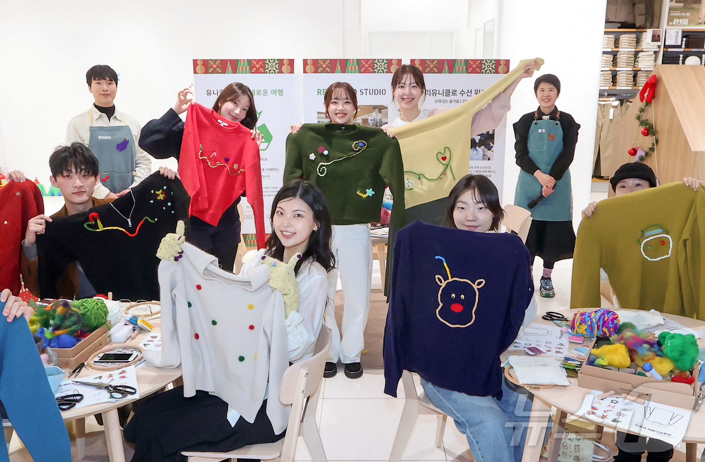 (서울=뉴스1) = 가수 츄가 지난 18일 유니클로 합정 메세나폴리스점에서 진행된 ‘리유니클로(RE.UNIQLO) 수선 워크숍’에서 참가자들과 함께 단체 기념사진을 촬영하고 있다. …