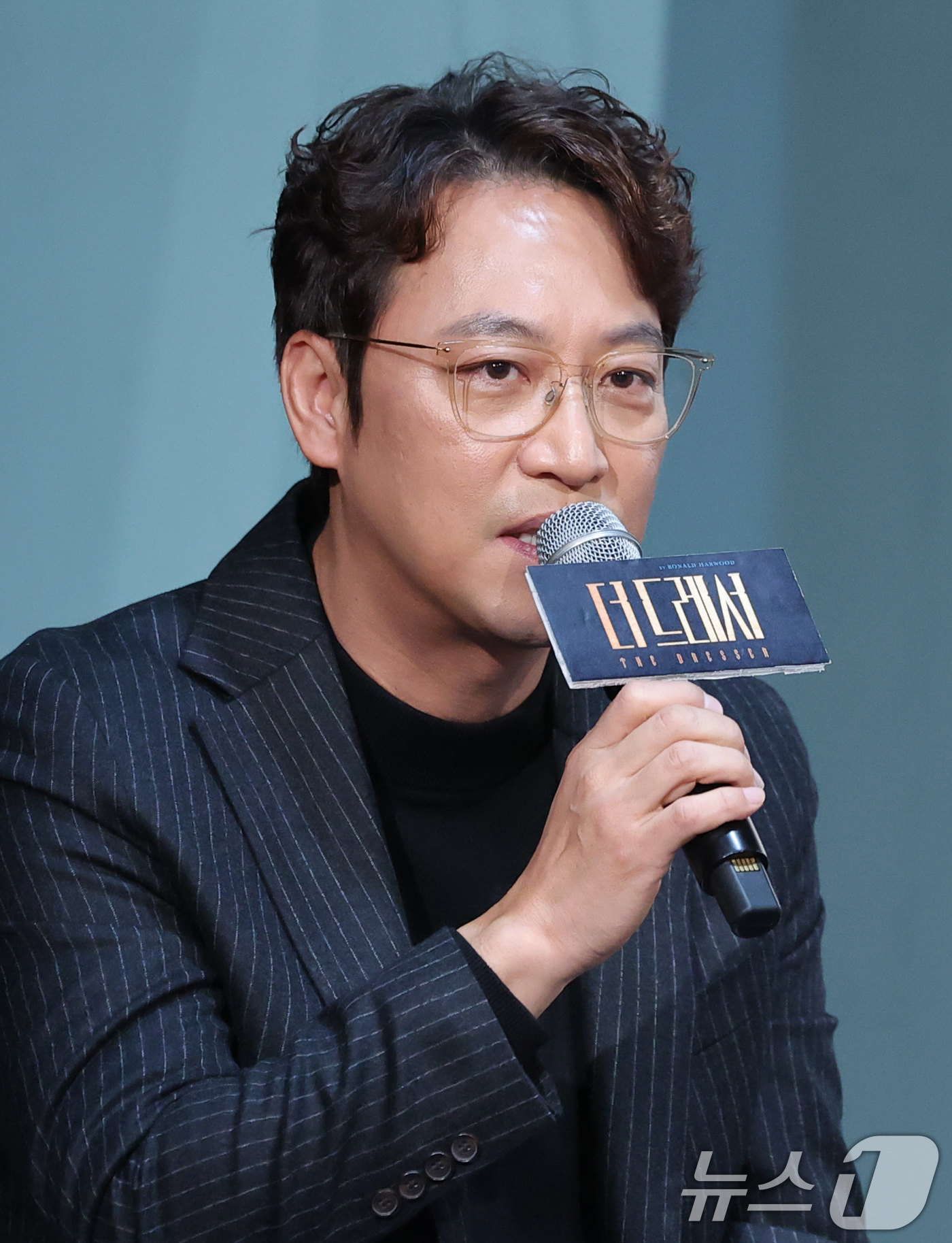 (서울=뉴스1) 권현진 기자 = 배우 오만석이 19일 오후 서울 종로구 예스24스테이지에서 열린 연극 '더 드레서' 기자간담회에 참석해 취재진 질문에 답하고 있다.'더 드레서'는 …