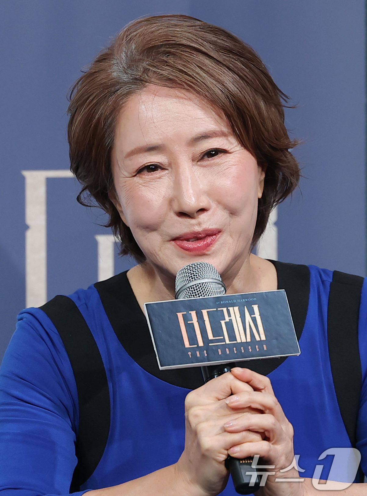 (서울=뉴스1) 권현진 기자 = 배우 송옥숙이 19일 오후 서울 종로구 예스24스테이지에서 열린 연극 '더 드레서' 기자간담회에 참석해 인사말을 하고 있다.'더 드레서'는 작가 ' …