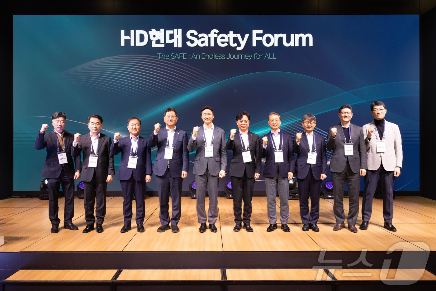 본문 이미지 - 19일 경기 성남시 HD현대 글로벌R&D센터에서 열린 HD현대 세이프티 포럼에서 참석자들이 기념촬영을 하고 있다. 왼쪽 네 번째부터 김태선 더불어민주당 의원, 정기선 HD현대 회장, 김영훈 고용노동부 장관(HD현대 제공) 2025.12.19/뉴스1