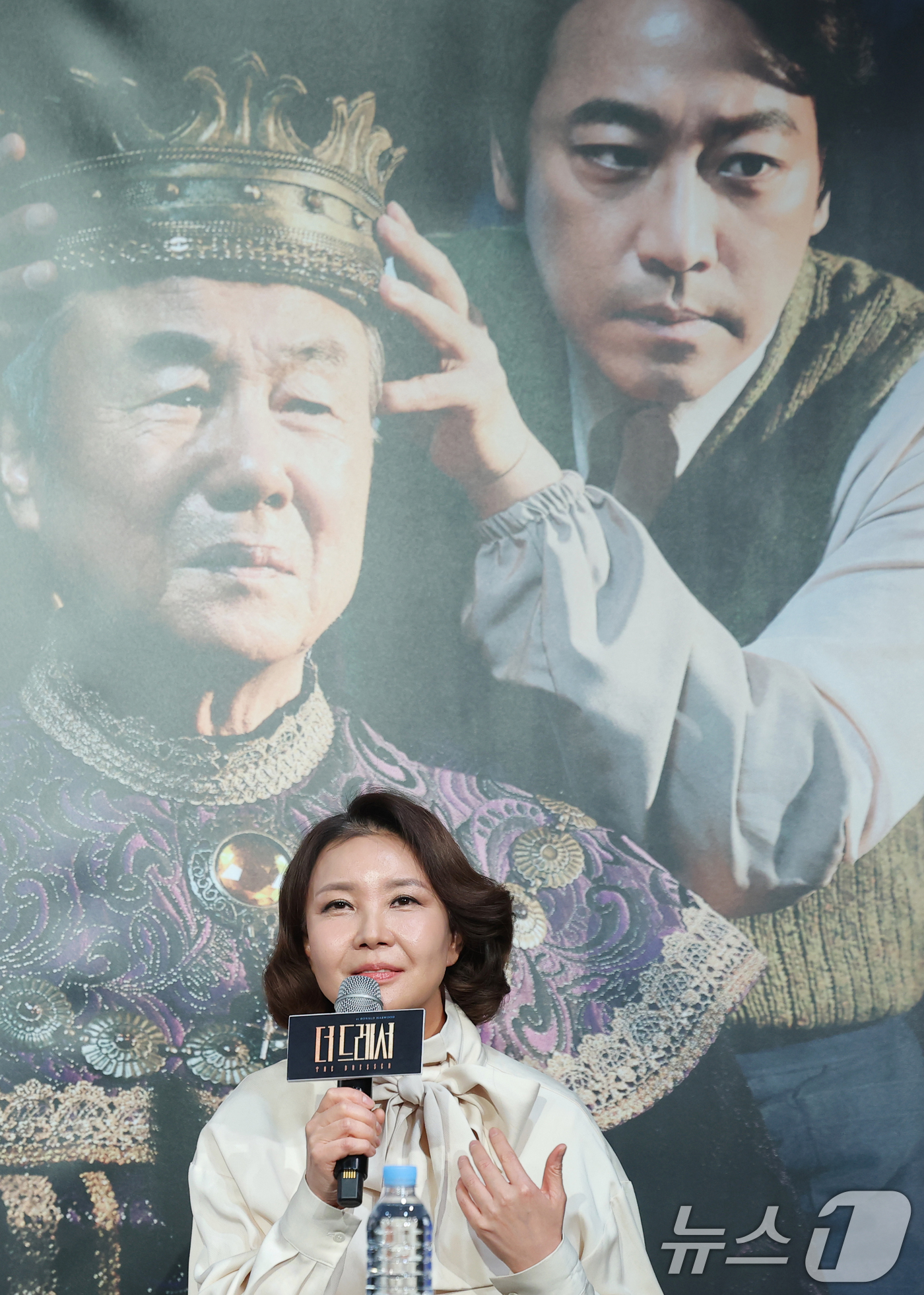 (서울=뉴스1) 권현진 기자 = 배우 정재은이 19일 오후 서울 종로구 예스24스테이지에서 열린 연극 '더 드레서' 기자간담회에 참석해 인사말을 하고 있다.'더 드레서'는 작가 ' …