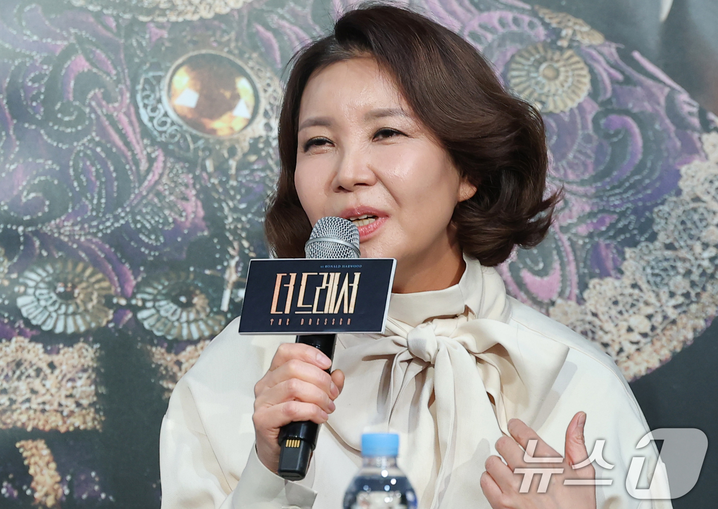 (서울=뉴스1) 권현진 기자 = 배우 정재은이 19일 오후 서울 종로구 예스24스테이지에서 열린 연극 '더 드레서' 기자간담회에 참석해 인사말을 하고 있다.'더 드레서'는 작가 ' …