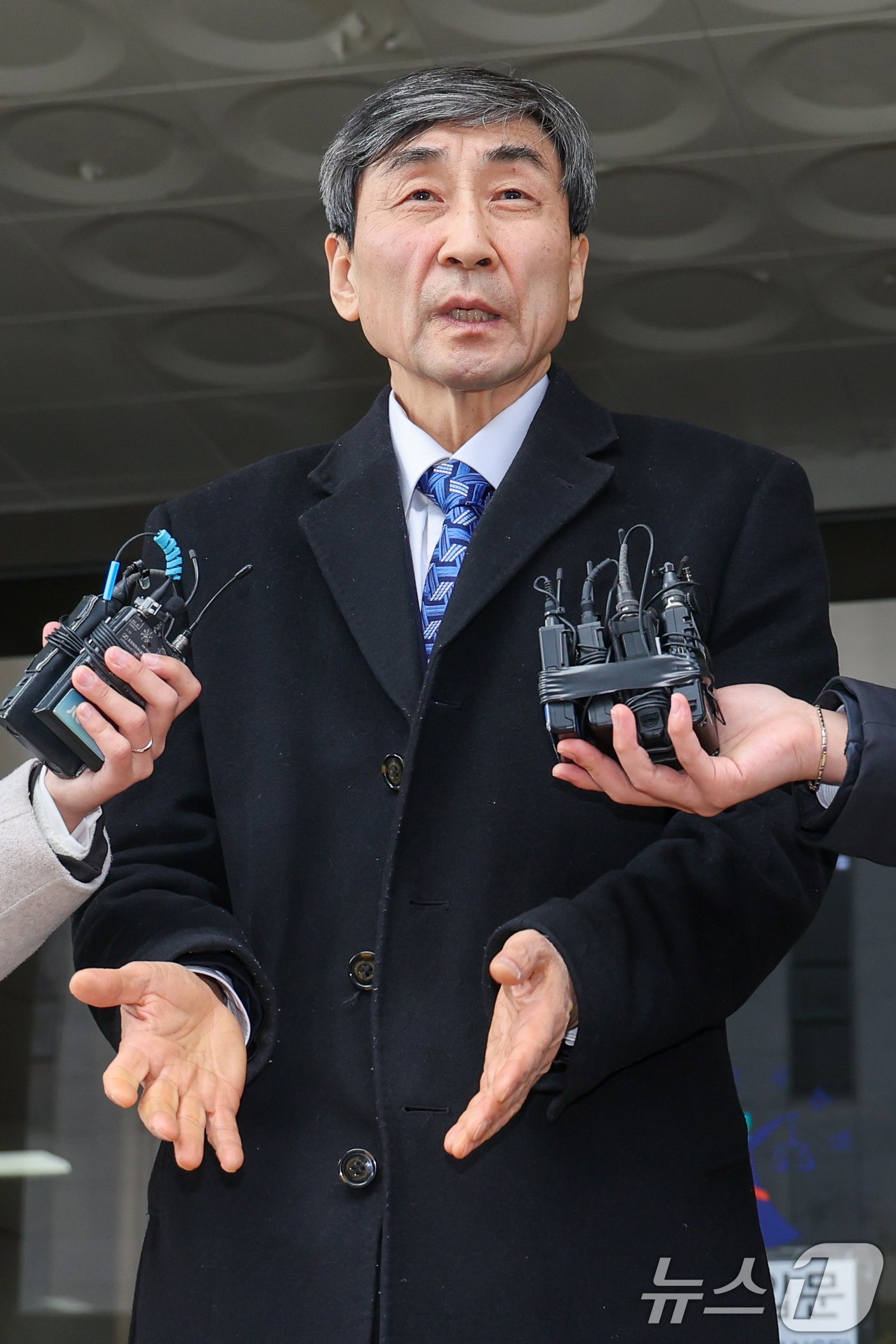 (서울=뉴스1) 안은나 기자 = 이종걸 전 더불어민주당 의원이 19일 오후 서울 양천구 남부지방법원에서 국회 패스트트랙(신속처리안건) 충돌 사건 관련, 폭력 행위 등 처벌에 관한 …