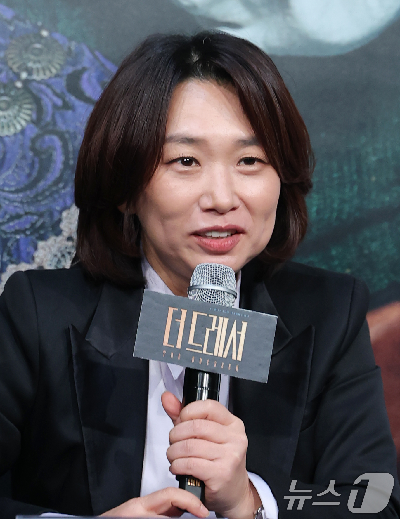 (서울=뉴스1) 권현진 기자 = 장유정 연출이 19일 오후 서울 종로구 예스24스테이지에서 열린 연극 '더 드레서' 기자간담회에 참석해 인사말을 하고 있다.'더 드레서'는 작가 ' …