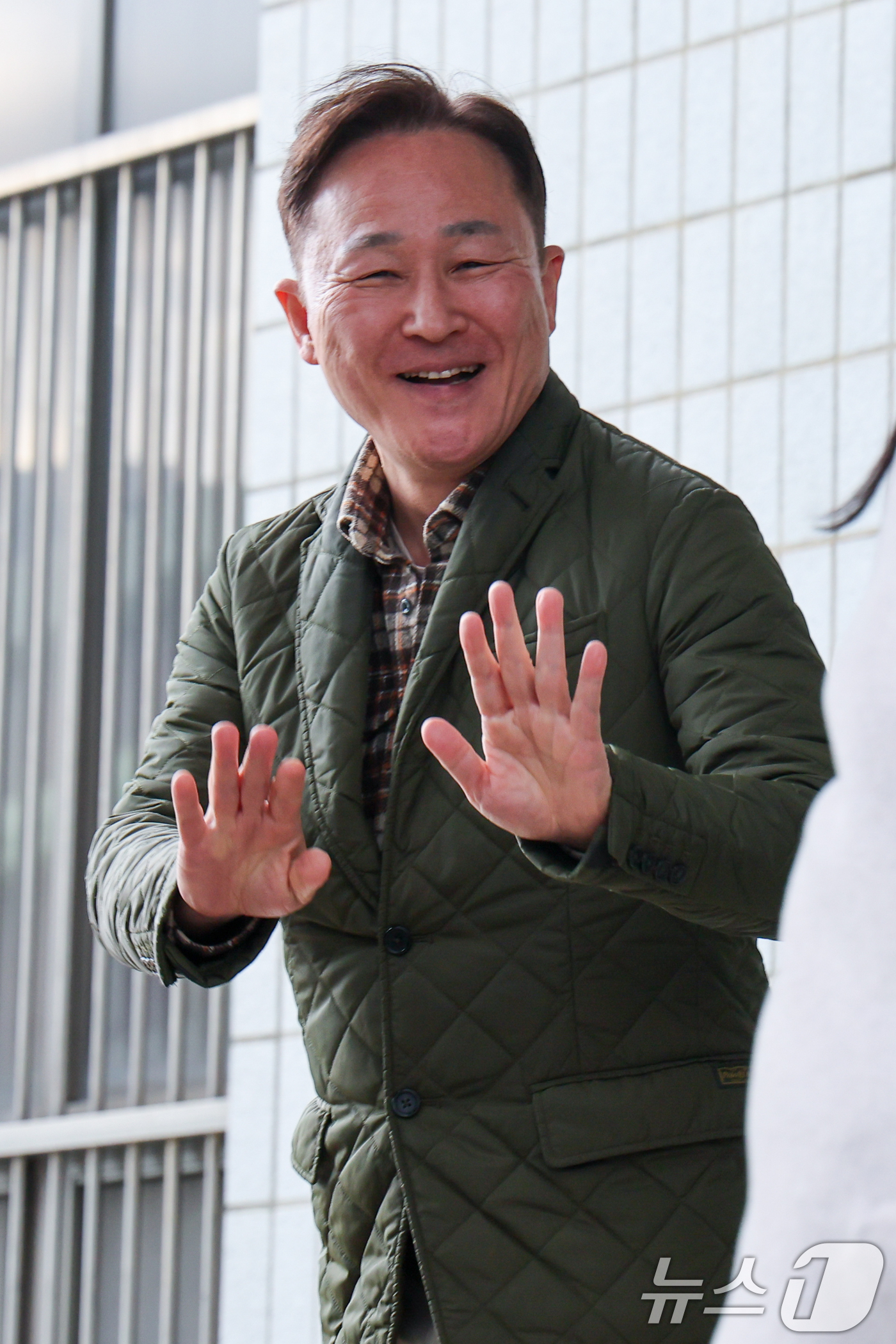 (서울=뉴스1) 안은나 기자 = 표창원 전 더불어민주당 의원이 19일 오후 서울 양천구 남부지방법원에서 국회 패스트트랙(신속처리안건) 충돌 사건 관련, 폭력 행위 등 처벌에 관한 …