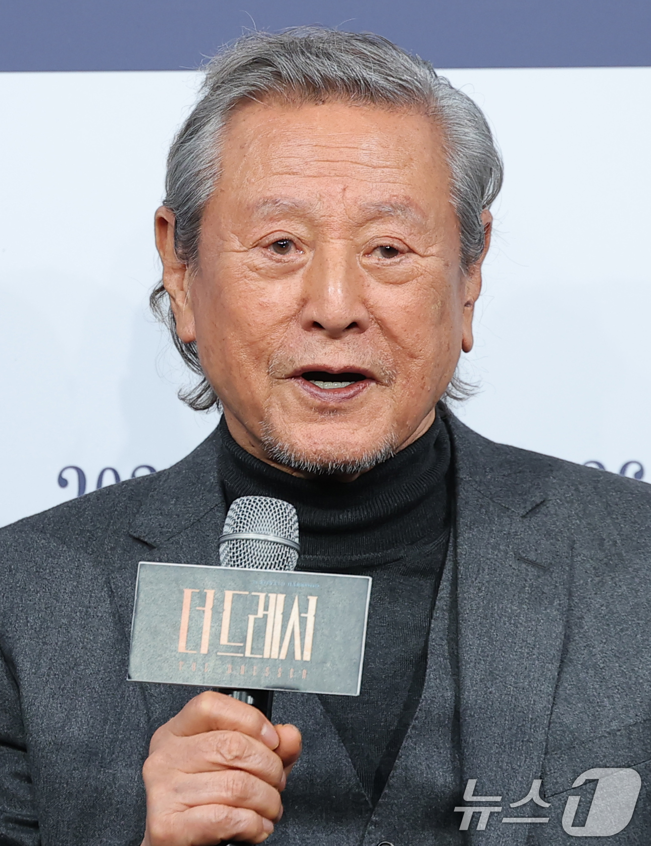 (서울=뉴스1) 권현진 기자 = 배우 박근형이 19일 오후 서울 종로구 예스24스테이지에서 열린 연극 '더 드레서' 기자간담회에 참석해 인사말을 하고 있다.'더 드레서'는 작가 ' …