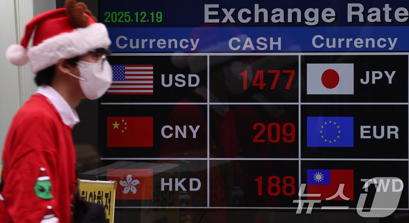 (서울=뉴스1) 구윤성 기자 = 한국은행이 고공행진 중인 환율을 진정시키기 위해 한시적으로 외화지급준비금에 이자를 지급하고 외환건전성 부담금을 면제하는 방안을 실시하기로 19일 결 …