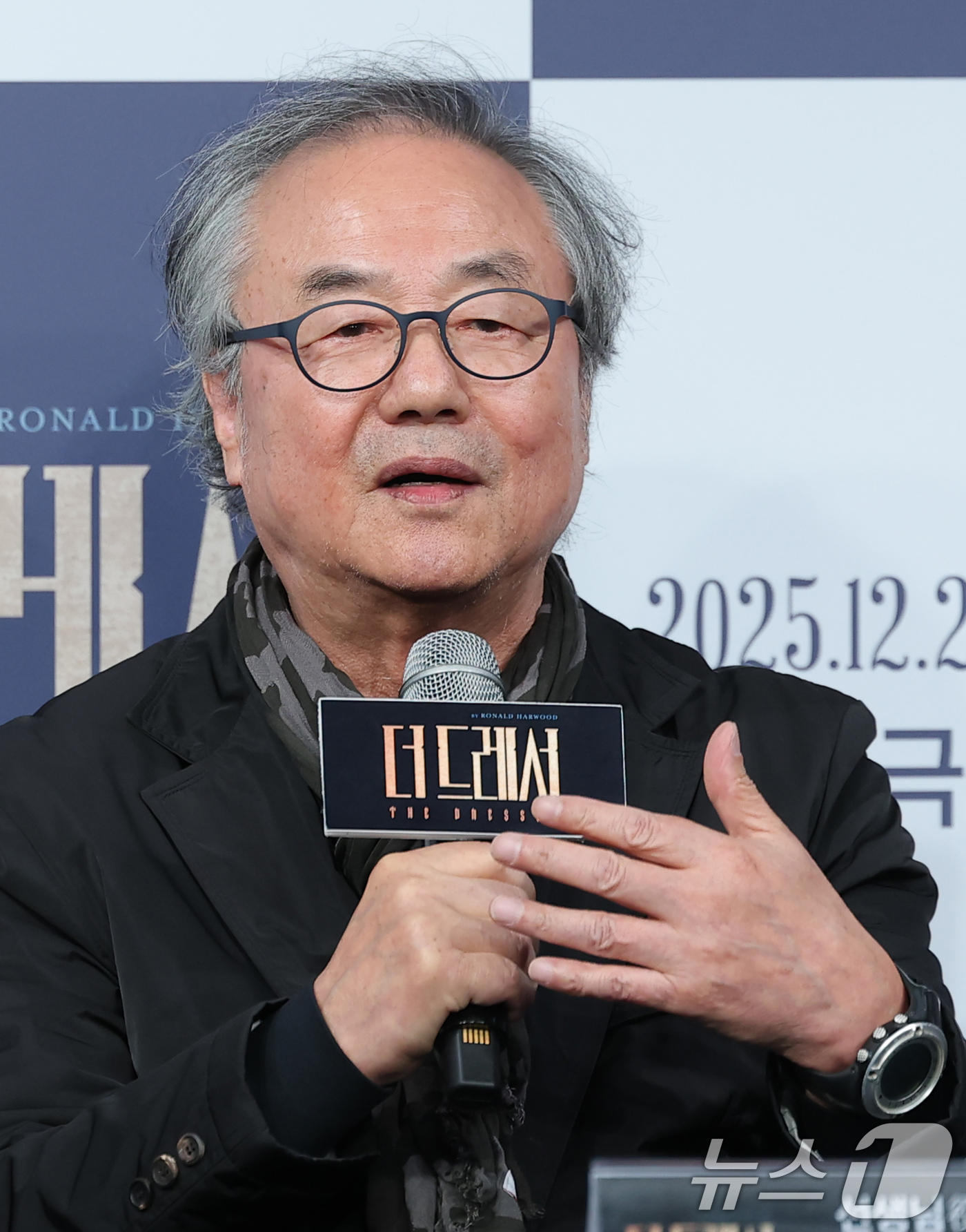 (서울=뉴스1) 권현진 기자 = 배우 정동환이 19일 오후 서울 종로구 예스24스테이지에서 열린 연극 '더 드레서' 기자간담회에 참석해 인사말을 하고 있다.'더 드레서'는 작가 ' …