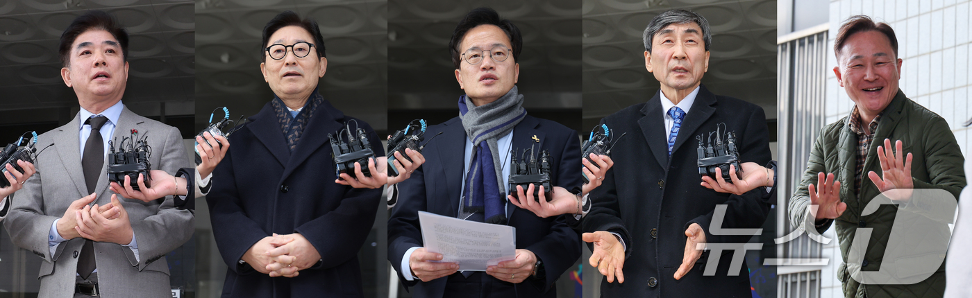 (서울=뉴스1) 안은나 기자 = 김병욱 대통령실 정무비서관(왼쪽부터), 박범계 더불어민주당 의원, 박주민 의원, 이종걸, 표창원 전 더불어민주당 의원이 19일 오후 서울 양천구 남 …