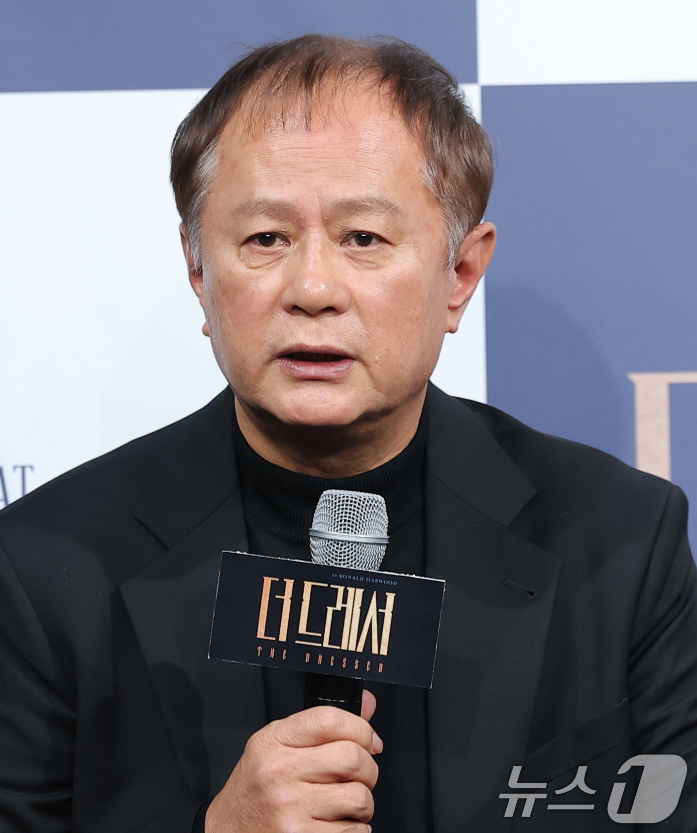 (서울=뉴스1) 권현진 기자 = 배우 송승환이 19일 오후 서울 종로구 예스24스테이지에서 열린 연극 '더 드레서' 기자간담회에 참석해 인사말을 하고 있다.'더 드레서'는 작가 ' …