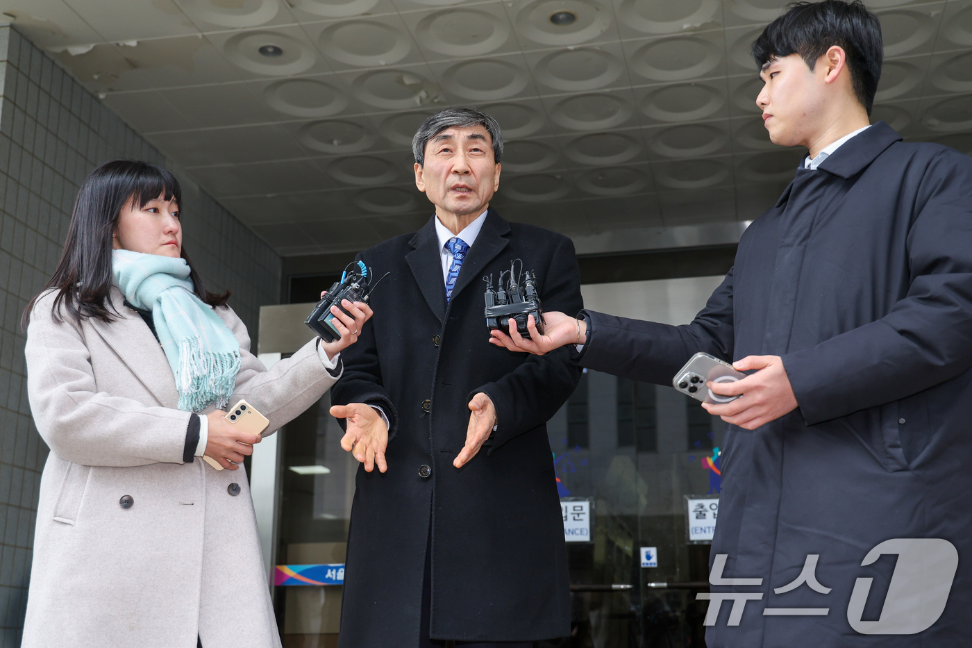 (서울=뉴스1) 안은나 기자 = 이종걸 전 더불어민주당 의원이 19일 오후 서울 양천구 남부지방법원에서 국회 패스트트랙(신속처리안건) 충돌 사건 관련, 폭력 행위 등 처벌에 관한 …