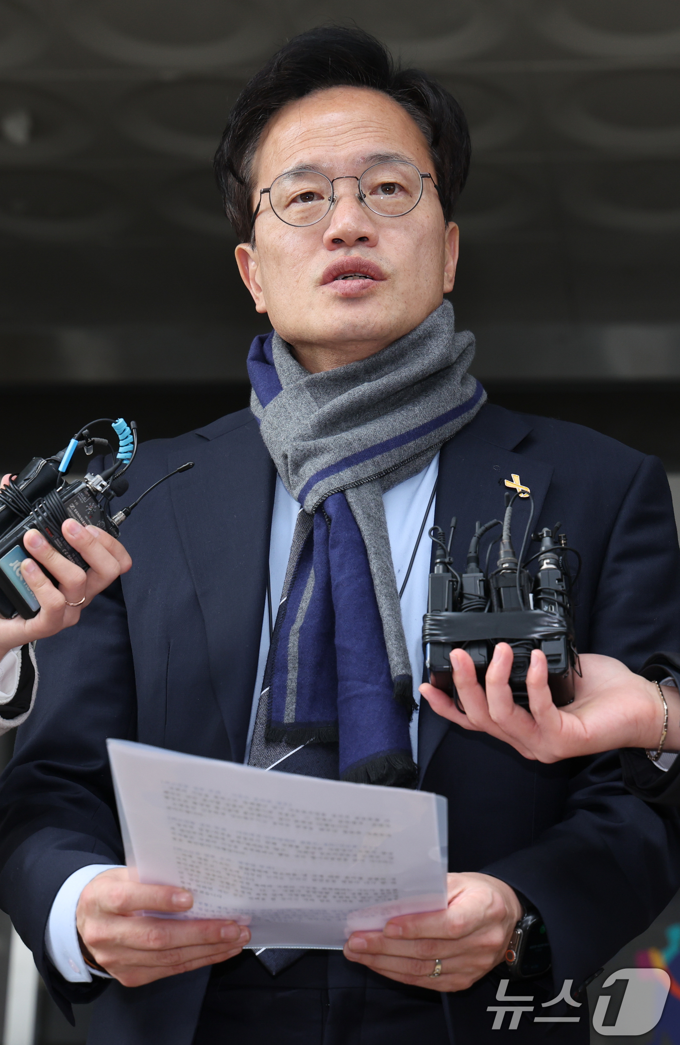 (서울=뉴스1) 안은나 기자 = 박주민 더불어민주당 의원이 19일 오후 서울 양천구 남부지방법원에서 국회 패스트트랙(신속처리안건) 충돌 사건 관련, 폭력 행위 등 처벌에 관한 법률 …