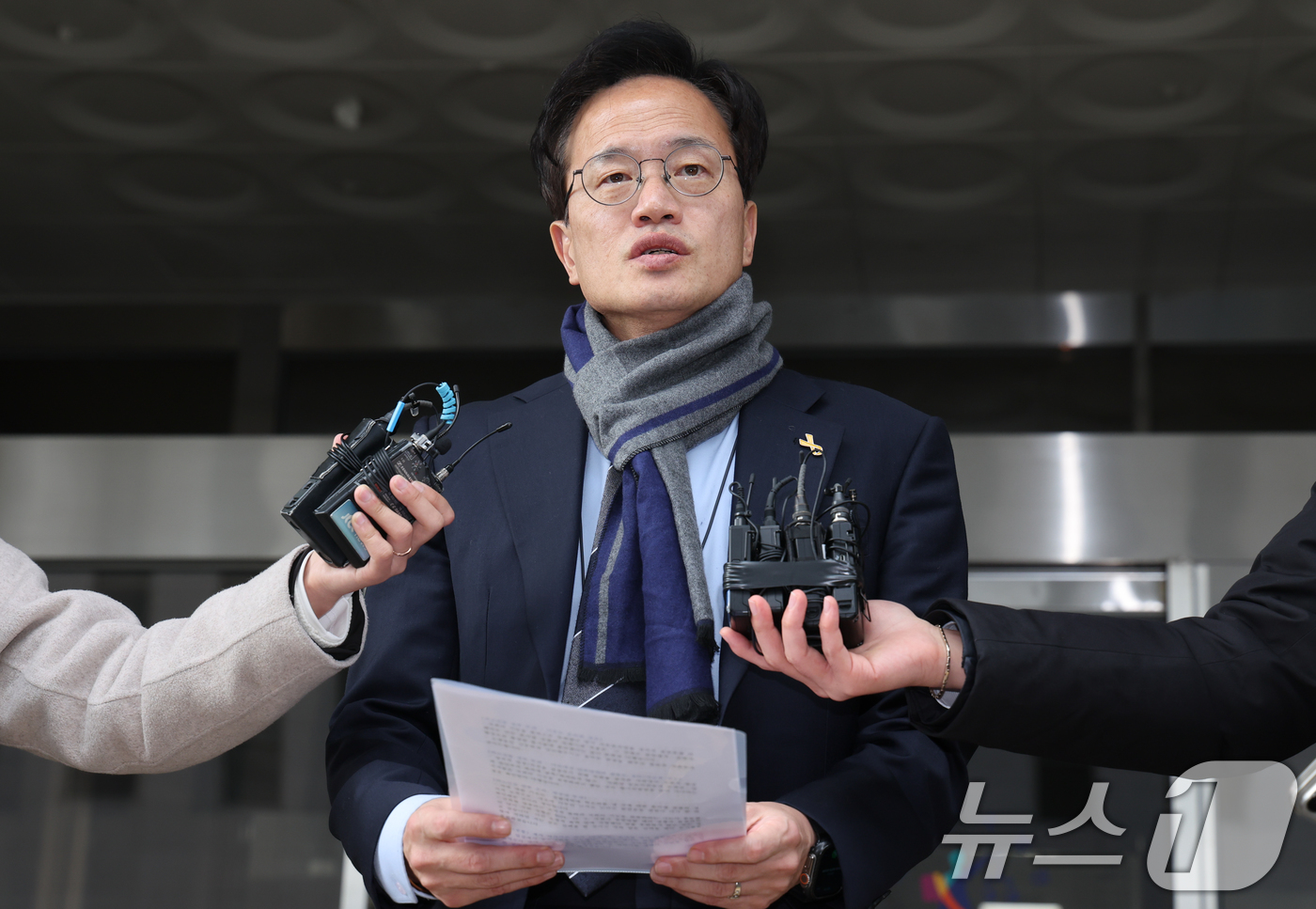 (서울=뉴스1) 안은나 기자 = 박주민 더불어민주당 의원이 19일 오후 서울 양천구 남부지방법원에서 국회 패스트트랙(신속처리안건) 충돌 사건 관련, 폭력 행위 등 처벌에 관한 법률 …