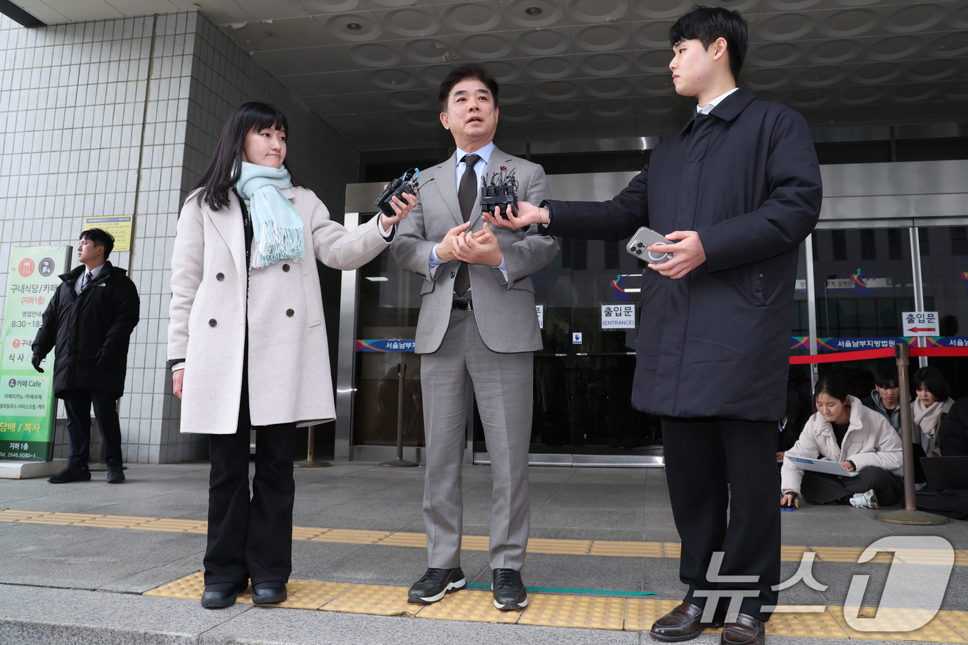 (서울=뉴스1) 안은나 기자 = 김병욱 대통령실 정무비서관이 19일 오후 서울 양천구 남부지방법원에서 국회 패스트트랙(신속처리안건) 충돌 사건 관련, 폭력 행위 등 처벌에 관한 법 …