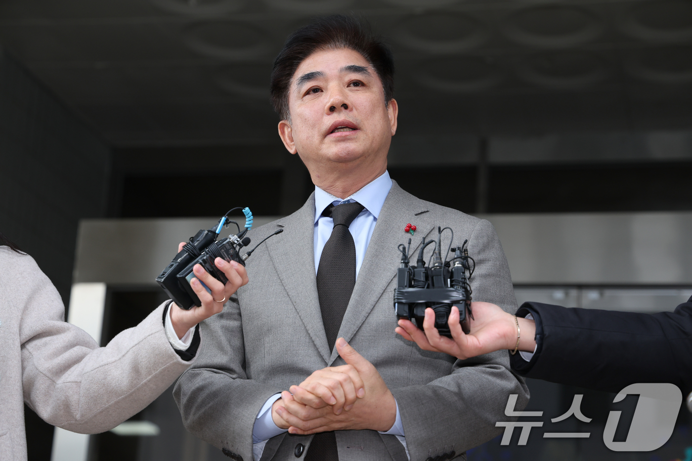 (서울=뉴스1) 안은나 기자 = 김병욱 대통령실 정무비서관이 19일 오후 서울 양천구 남부지방법원에서 국회 패스트트랙(신속처리안건) 충돌 사건 관련, 폭력 행위 등 처벌에 관한 법 …