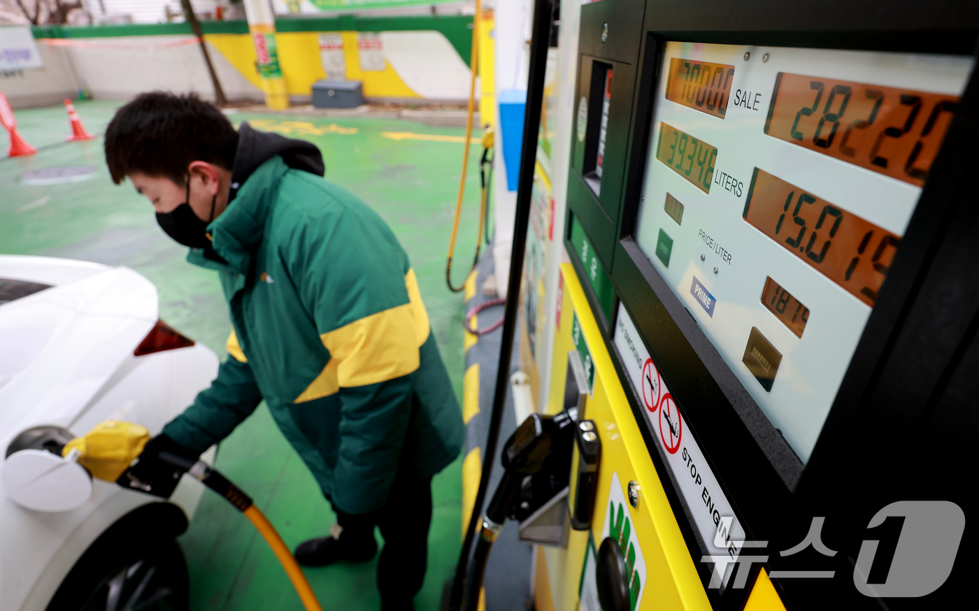 (서울=뉴스1) 이호윤 기자 = 19일 한국은행에 따르면 11월 생산자물가지수는 121.31(2020년 수준 100)로 전월보다 0.3% 오른 것으로 집계됐다. 석탄 및 석유제품은 …