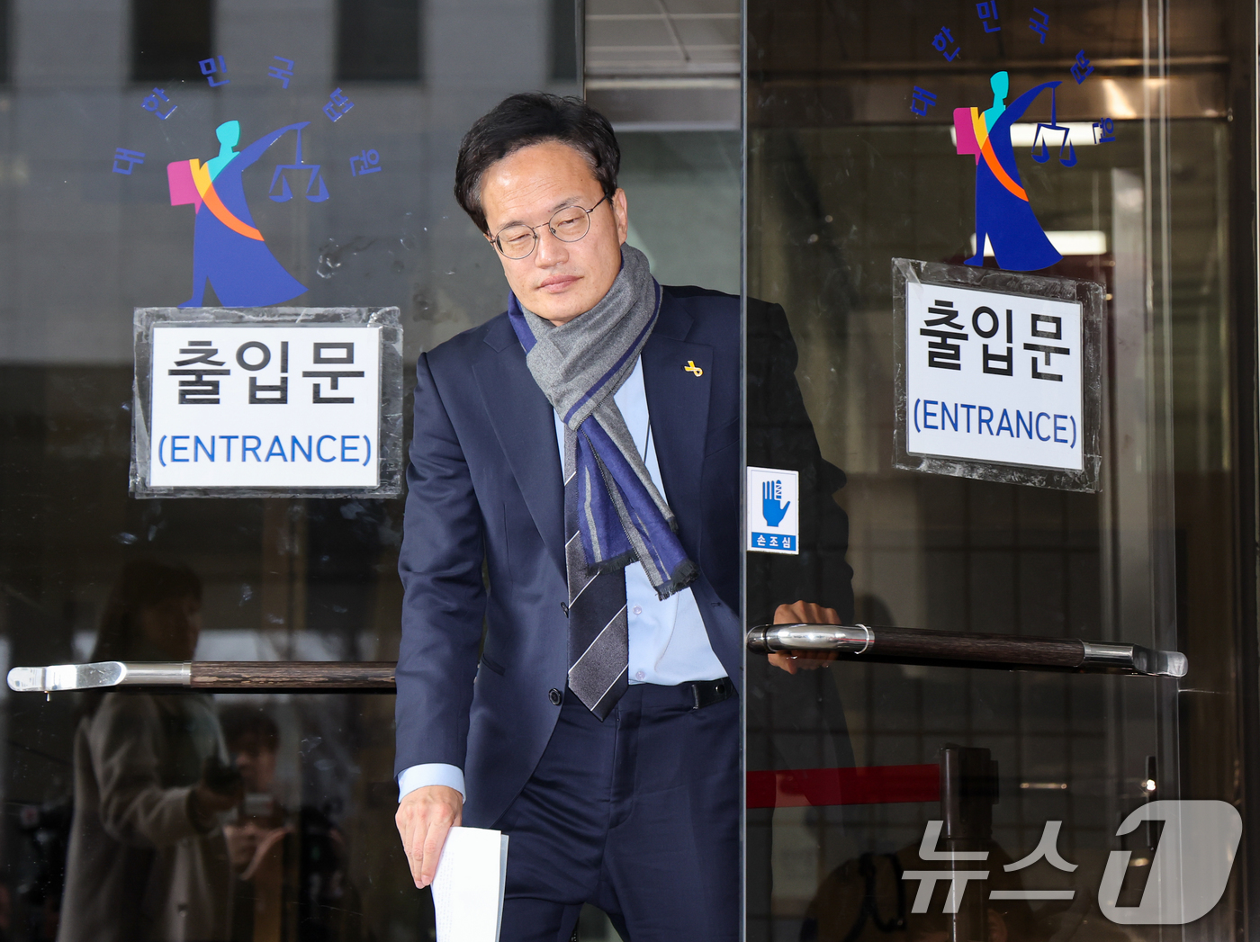 (서울=뉴스1) 안은나 기자 = 박주민 더불어민주당 의원이 19일 오후 서울 양천구 남부지방법원에서 열린 국회 패스트트랙(신속처리안건) 충돌 사건 관련, 폭력 행위 등 처벌에 관한 …