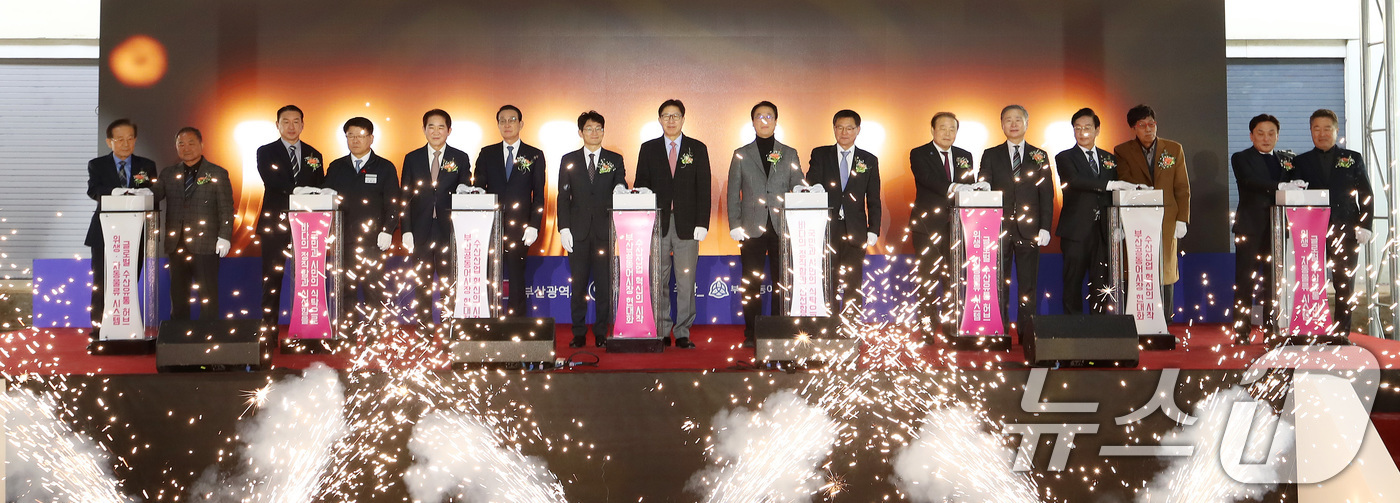 (부산=뉴스1) 윤일지 기자 = 19일 오후 부산 서구 부산공동어시장에서 열린 현대화사업 착공식에서 박형준 부산시장, 최현호 해양수산부 수산정책실장, 노동진 수협중앙회장, 정연송 …