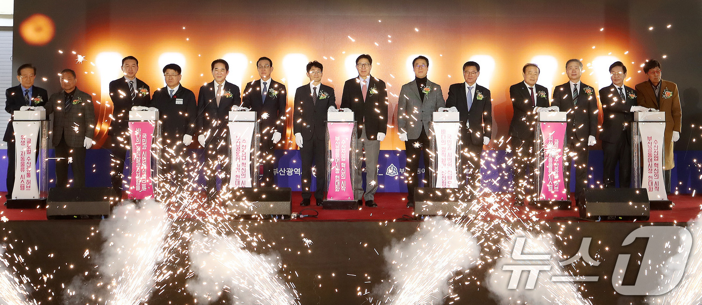 (부산=뉴스1) 윤일지 기자 = 19일 오후 부산 서구 부산공동어시장에서 열린 현대화사업 착공식에서 박형준 부산시장, 최현호 해양수산부 수산정책실장, 노동진 수협중앙회장, 정연송 …