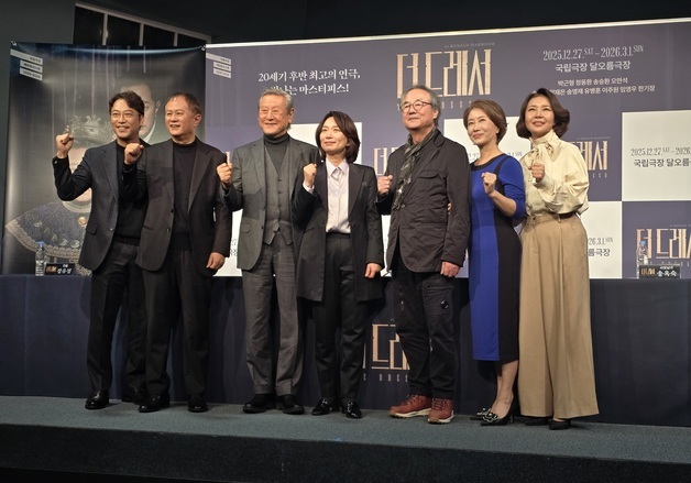 "막 뒤의 치열한 삶을 그리다"…박근형이 선보일 예술 지키려는 사람들의 이야기