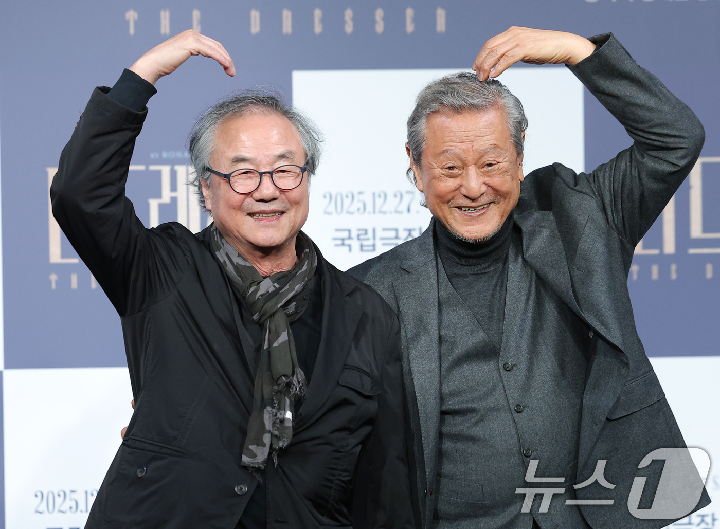 (서울=뉴스1) 권현진 기자 = 배우 정동환과 박근형(오른쪽)이 19일 오후 서울 종로구 예스24스테이지에서 열린 연극 '더 드레서' 기자간담회에 참석해 포즈를 취하고 있다.'더 …