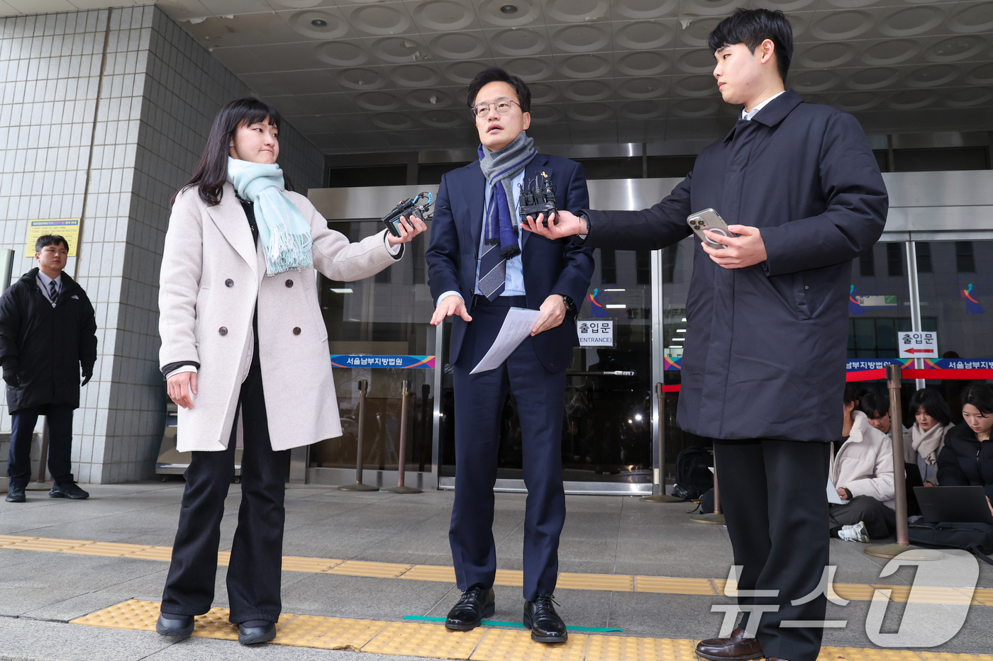 (서울=뉴스1) 안은나 기자 = 박주민 더불어민주당 의원이 19일 오후 서울 양천구 남부지방법원에서 열린 국회 패스트트랙(신속처리안건) 충돌 사건 관련, 폭력 행위 등 처벌에 관한 …