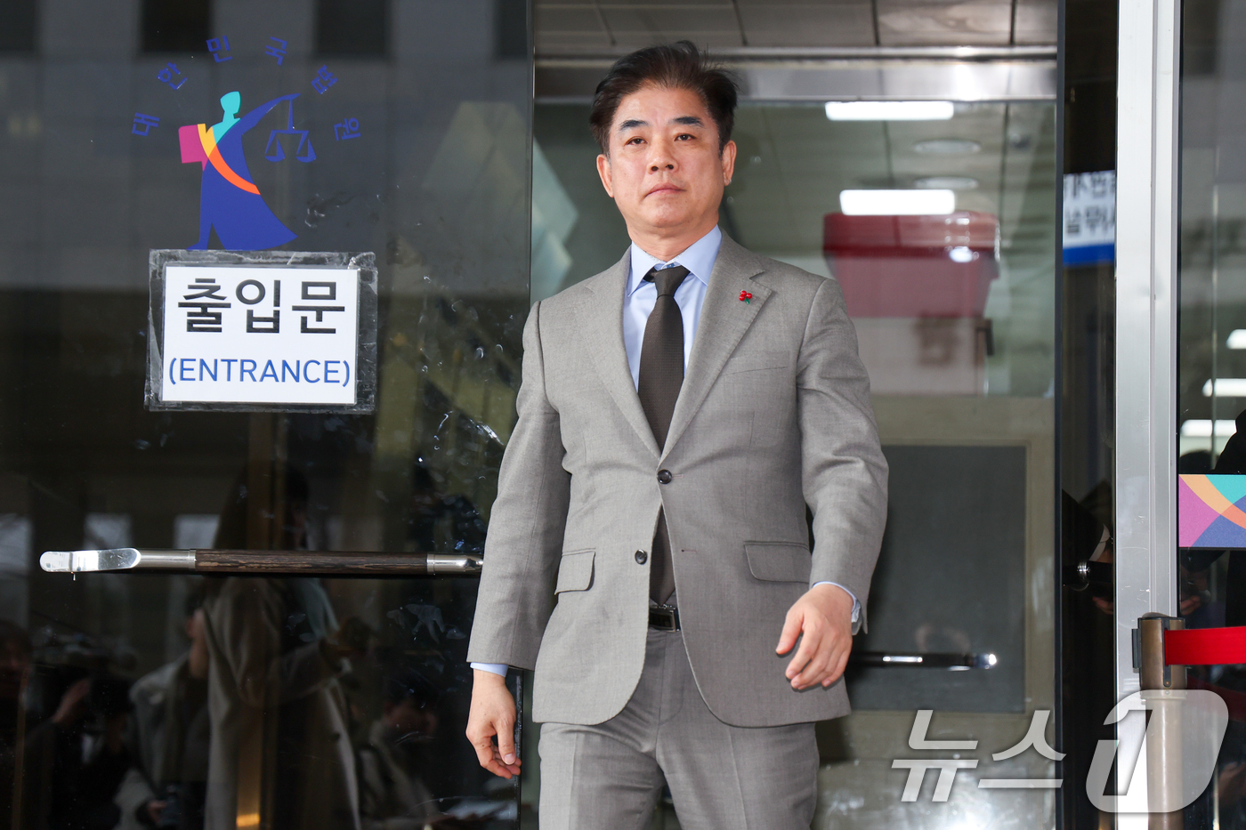 (서울=뉴스1) 안은나 기자 = 김병욱 대통령실 정무비서관이 19일 오후 서울 양천구 남부지방법원에서 열린 국회 패스트트랙(신속처리안건) 충돌 사건 관련, 폭력 행위 등 처벌에 관 …