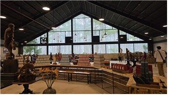 본문 이미지 - 차 저장고를 리모델링하여 관광객들에게 시음행사를 하고 차를 판매하는 베트남 달랏의 한 농장