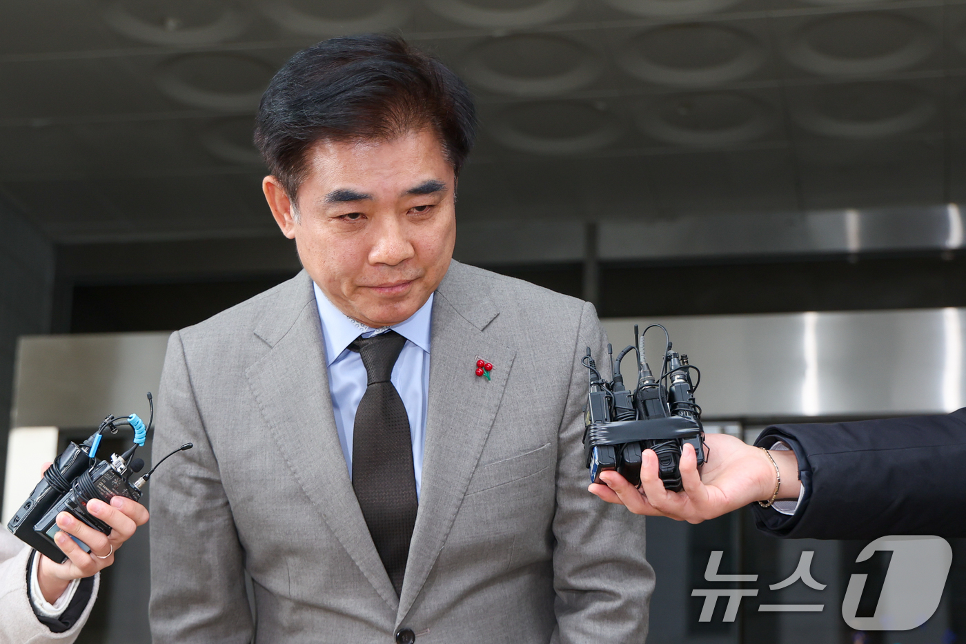 (서울=뉴스1) 안은나 기자 = 김병욱 대통령실 정무비서관이 19일 오후 서울 양천구 남부지방법원에서 열린 국회 패스트트랙(신속처리안건) 충돌 사건 관련, 폭력 행위 등 처벌에 관 …