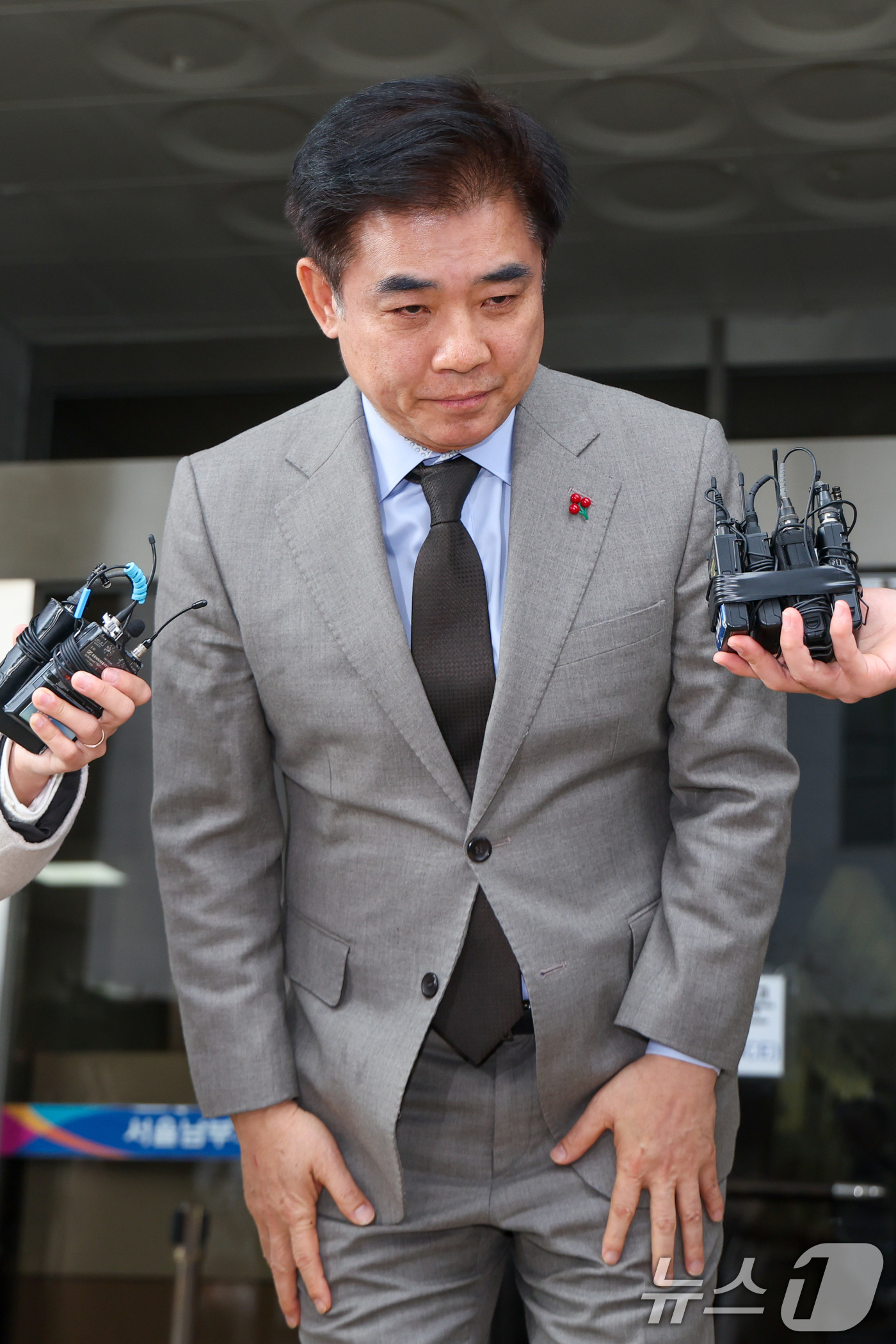 (서울=뉴스1) 안은나 기자 = 김병욱 대통령실 정무비서관이 19일 오후 서울 양천구 남부지방법원에서 열린 국회 패스트트랙(신속처리안건) 충돌 사건 관련, 폭력 행위 등 처벌에 관 …