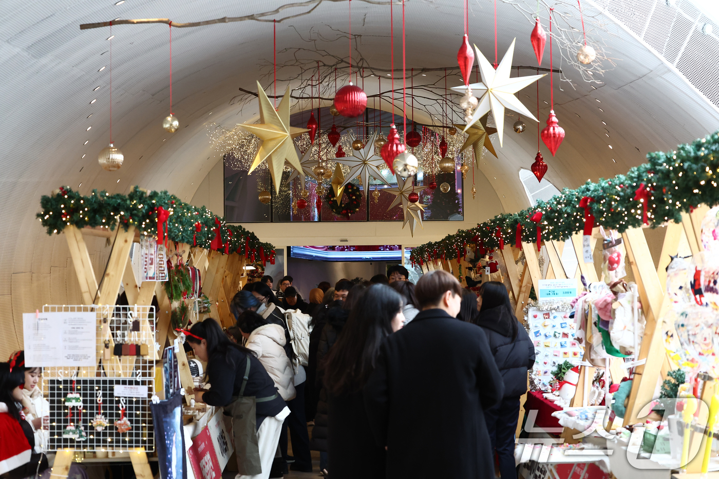 (서울=뉴스1) 김민지 기자 = 19일 오후 서울 뚝섬한강공원 자벌레 서울생각마루 인근에서 2025 로맨틱 한강 크리스마스 마켓이 열리고 있다. 2025.12.19/뉴스1