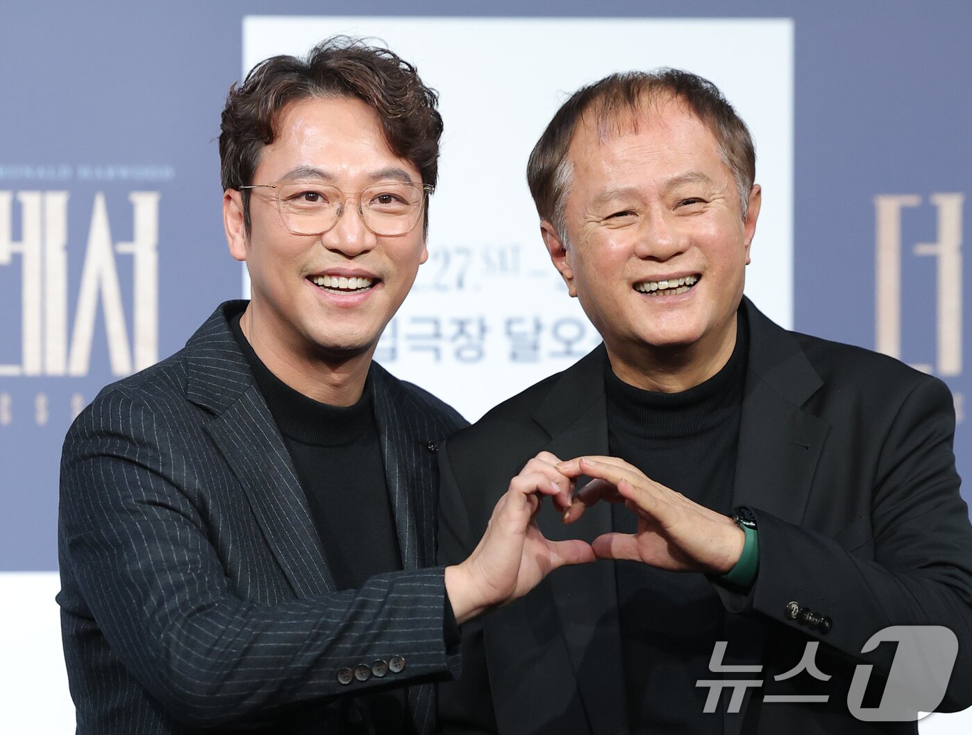 본문 이미지 - 배우 오만석과 송승환(오른쪽)이 19일 오후 서울 종로구 예스24스테이지에서 열린 연극 '더 드레서' 기자간담회에 참석해 포즈를 취하고 있다. '더 드레서'는 작가 '로널드 하우드'의 희곡을 원작으로 작가가 셰익스피어 전문 극단에서 5년간 드레서로 일하면서 실제로 겪었던 경험을 모티브로 한 작품이다. 2025.12.19/뉴스1 ⓒ News1 권현진 기자