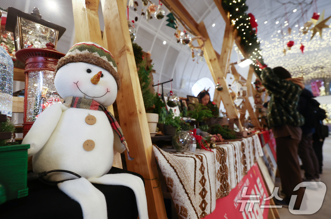 (서울=뉴스1) 김민지 기자 = 19일 오후 서울 뚝섬한강공원 자벌레 서울생각마루 인근에서 2025 로맨틱 한강 크리스마스 마켓이 열리고 있다. 2025.12.19/뉴스1
