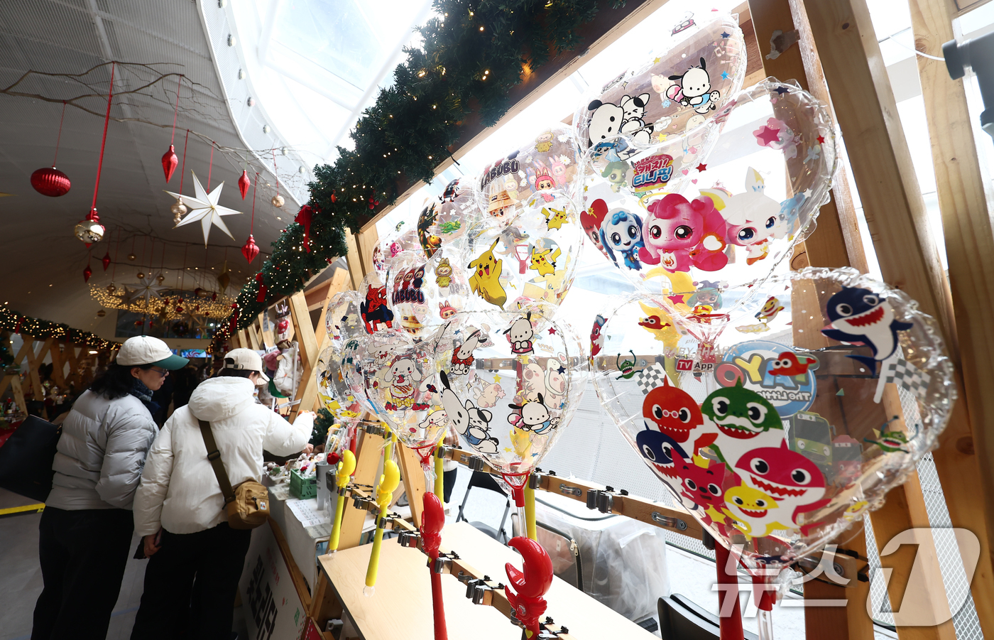 (서울=뉴스1) 김민지 기자 = 19일 오후 서울 뚝섬한강공원 자벌레 서울생각마루 인근에서 2025 로맨틱 한강 크리스마스 마켓이 열리고 있다. 2025.12.19/뉴스1