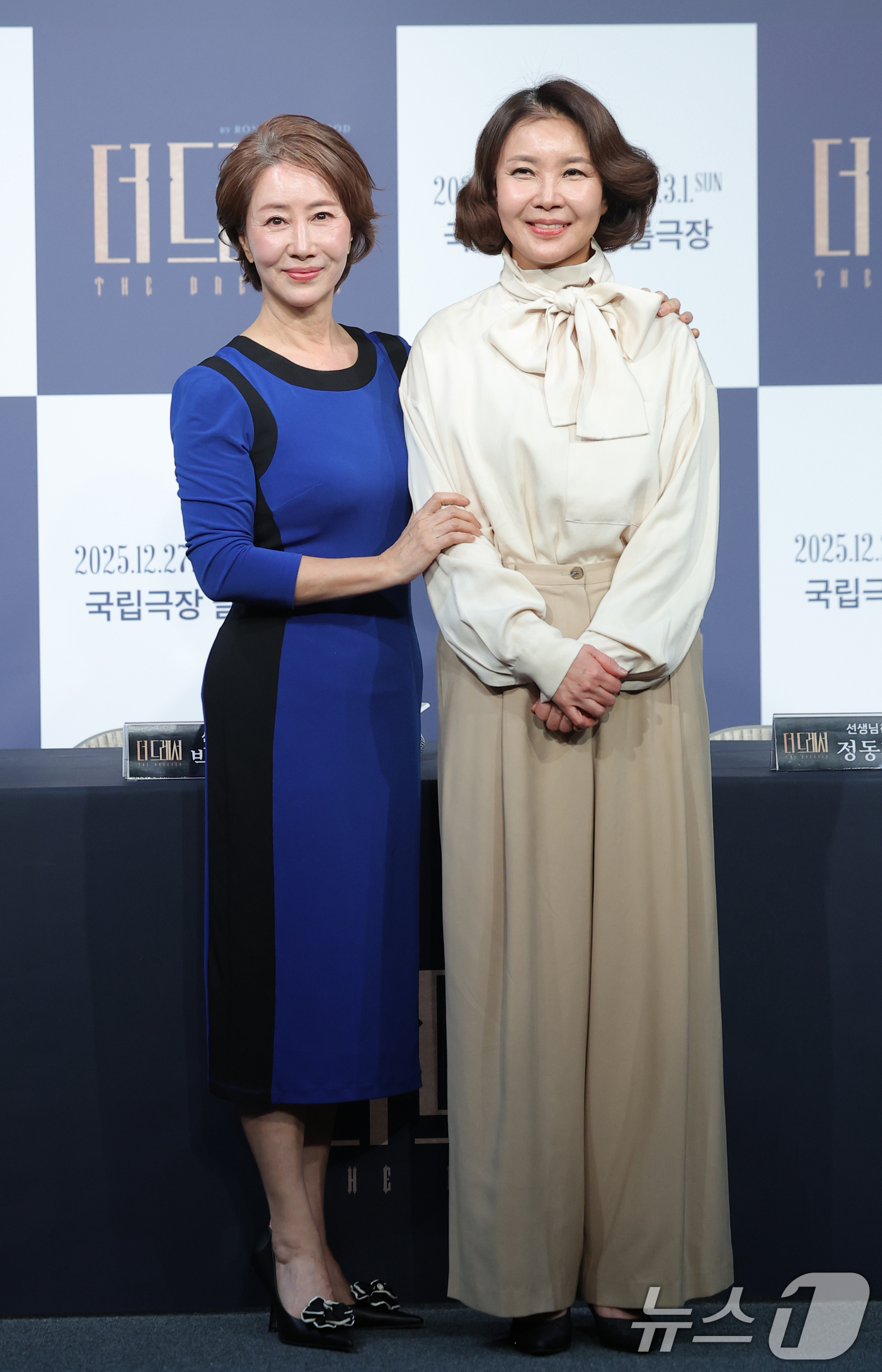 (서울=뉴스1) 권현진 기자 = 배우 송옥숙과 정재은(오른쪽)이 19일 오후 서울 종로구 예스24스테이지에서 열린 연극 '더 드레서' 기자간담회에 참석해 포즈를 취하고 있다.'더 …