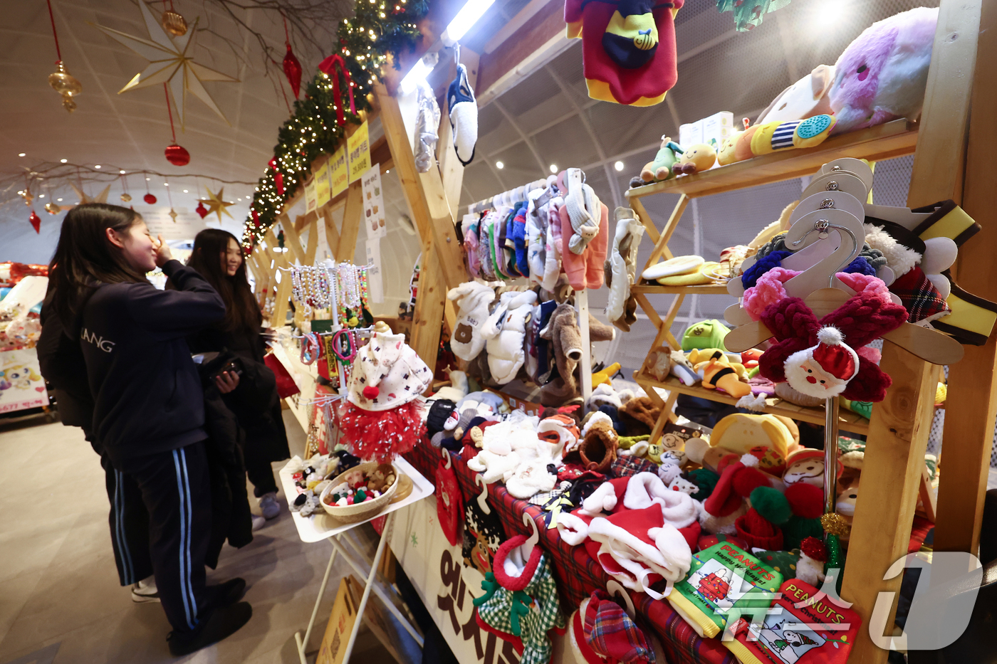 (서울=뉴스1) 김민지 기자 = 19일 오후 서울 뚝섬한강공원 자벌레 서울생각마루 인근에서 2025 로맨틱 한강 크리스마스 마켓이 열리고 있다. 2025.12.19/뉴스1