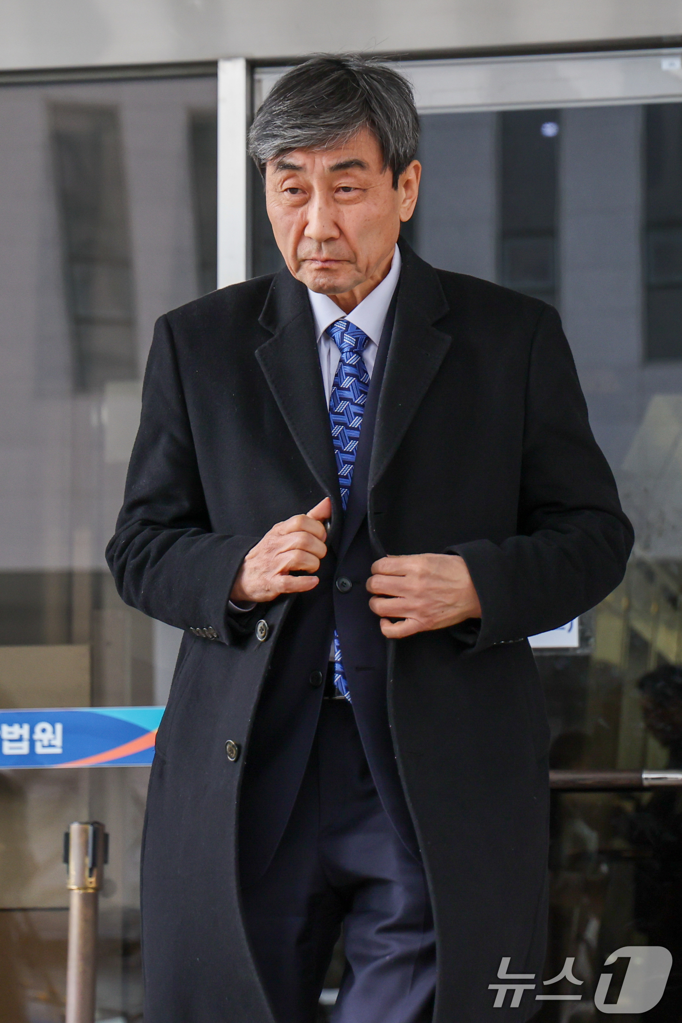 (서울=뉴스1) 안은나 기자 = 이종걸 전 더불어민주당 의원이 19일 오후 서울 양천구 남부지방법원에서 열린 국회 패스트트랙(신속처리안건) 충돌 사건 관련, 폭력 행위 등 처벌에 …