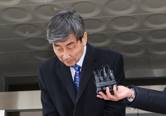 입장 밝힌 뒤 인사하는 이종걸 전 의원