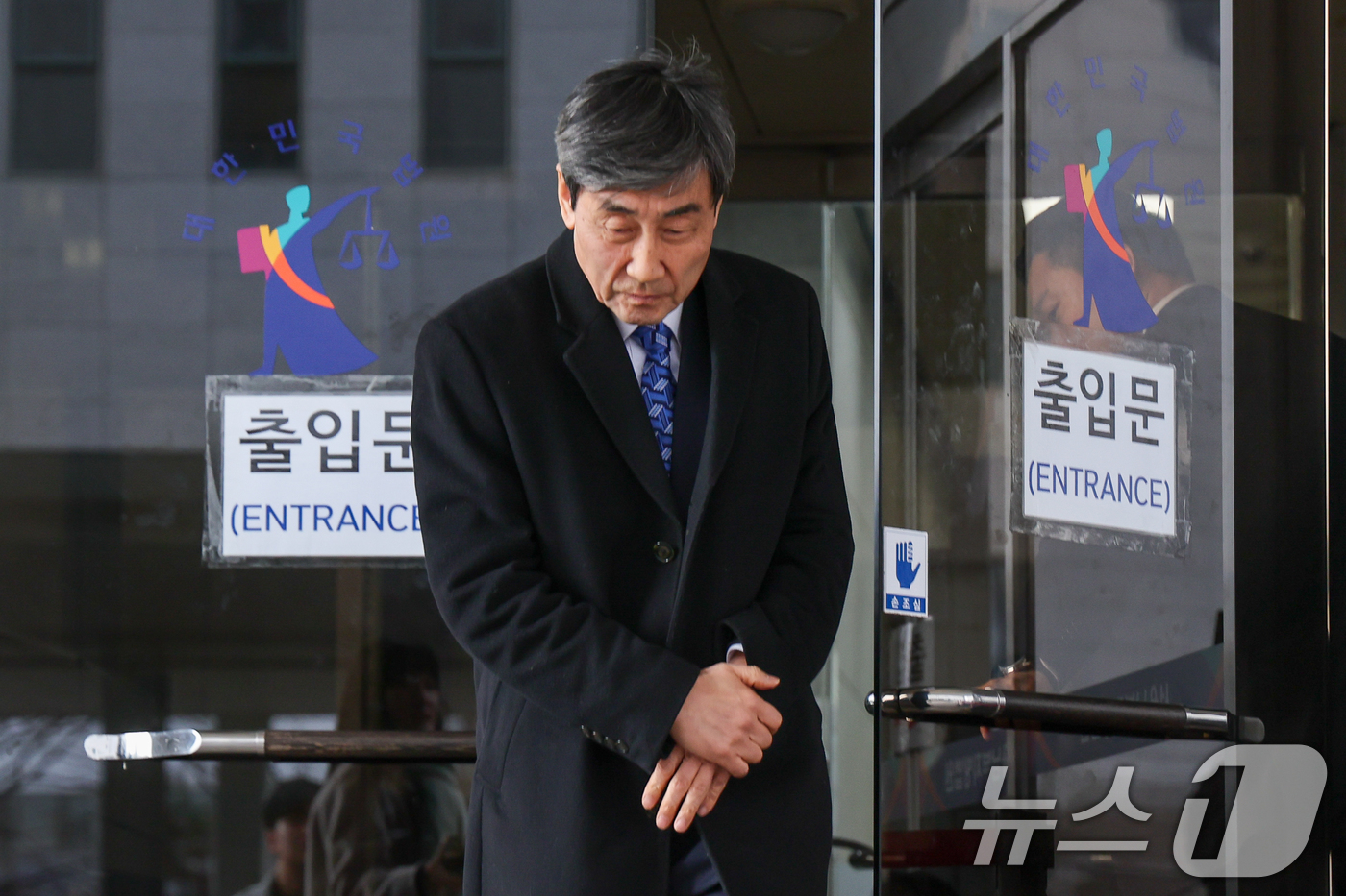 (서울=뉴스1) 안은나 기자 = 이종걸 전 더불어민주당 의원이 19일 오후 서울 양천구 남부지방법원에서 열린 국회 패스트트랙(신속처리안건) 충돌 사건 관련, 폭력 행위 등 처벌에 …