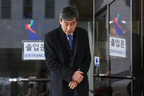 청사 나서는 이종걸 전 의원