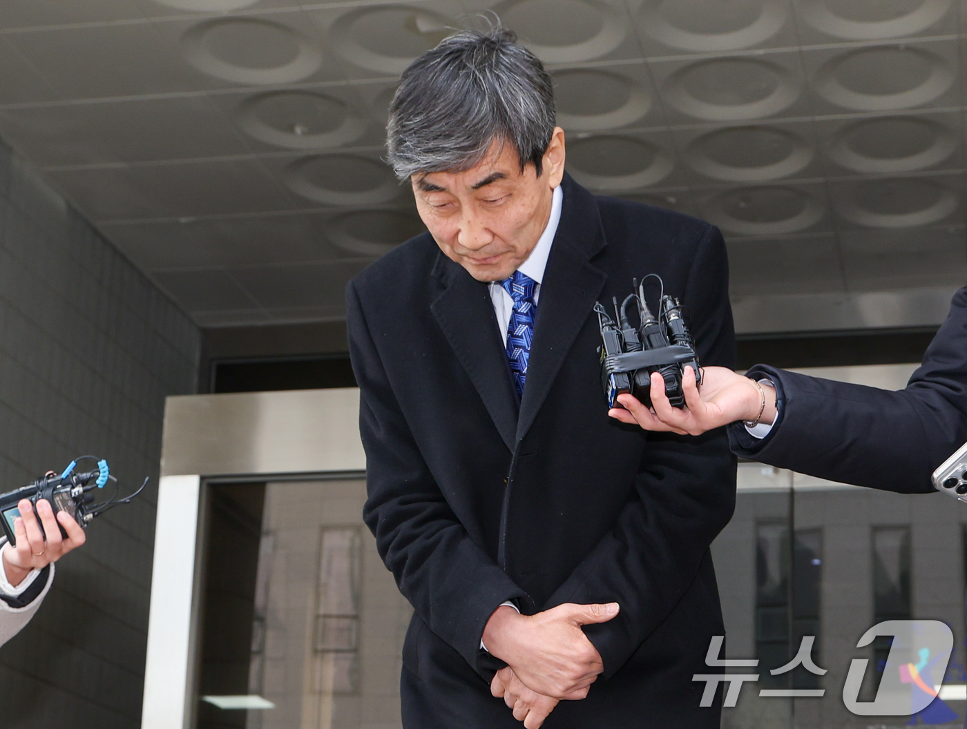 (서울=뉴스1) 안은나 기자 = 이종걸 전 더불어민주당 의원이 19일 오후 서울 양천구 남부지방법원에서 열린 국회 패스트트랙(신속처리안건) 충돌 사건 관련, 폭력 행위 등 처벌에 …