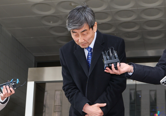 입장 밝힌 뒤 인사하는 이종걸 전 의원