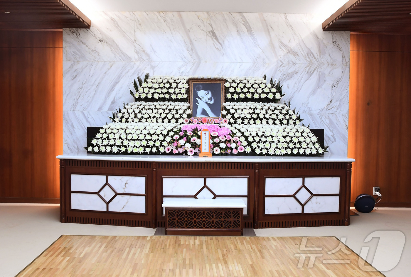 (서울=뉴스1) 사진공동취재단 = 배우 故 윤석화씨의 빈소가 19일 서울 신촌세브란스병원 장례식장 특1호실에 마련 돼 있다. 2025.12.19/뉴스1