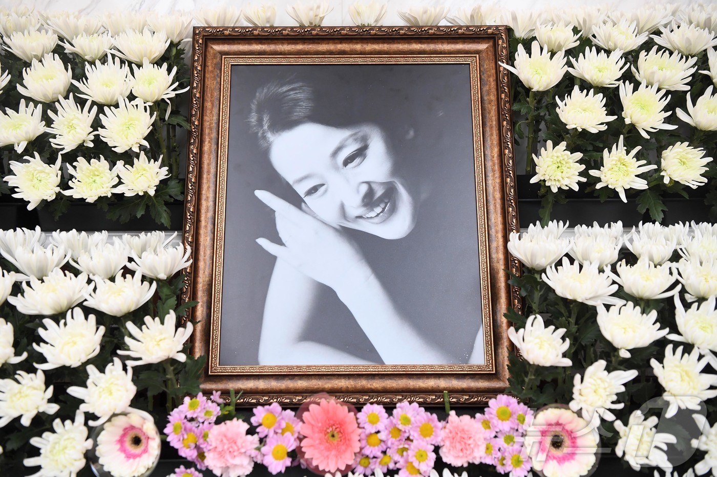 (서울=뉴스1) 사진공동취재단 = 배우 故 윤석화씨의 빈소가 19일 서울 신촌세브란스병원 장례식장 특1호실에 고인의 영정사진이 놓여 있다. 2025.12.19/뉴스1