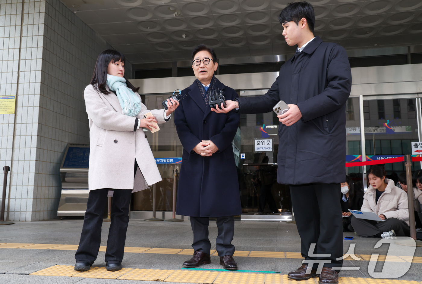 (서울=뉴스1) 안은나 기자 = 박범계 더불어민주당 의원이 19일 오후 서울 양천구 남부지방법원에서 열린 국회 패스트트랙(신속처리안건) 충돌 사건 관련, 폭력 행위 등 처벌에 관한 …