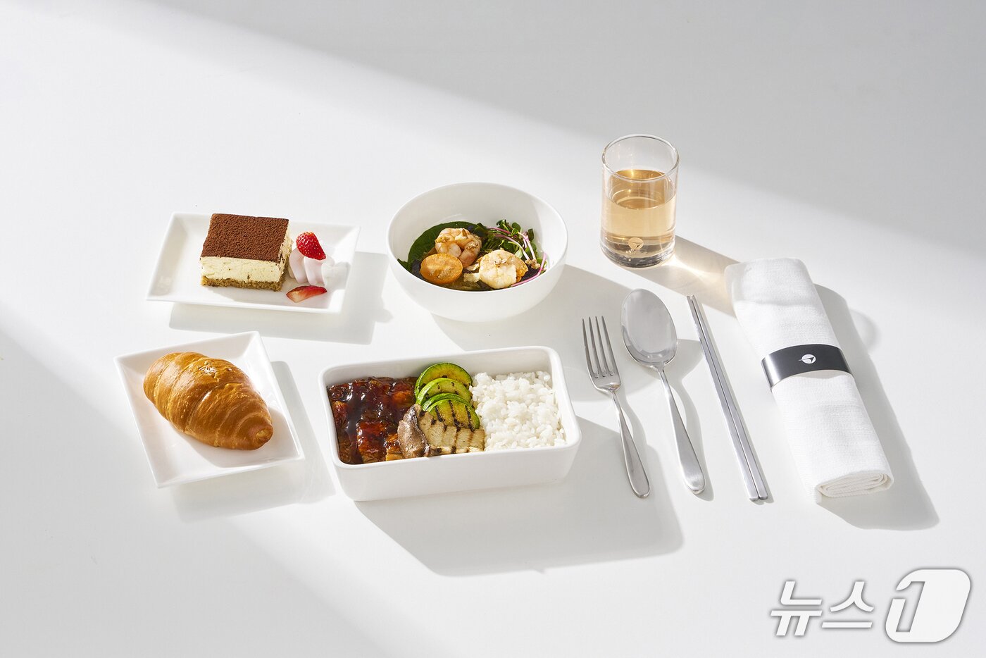 본문 이미지 - 파라타항공 비즈니스 스마트 탑승객에게 제공되는 기내식의 모습(파라타항공 제공). 2025.12.19.